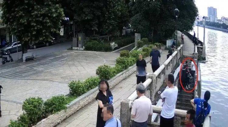 皇冠信用网平台出租
_男子用鱼线精准钩住老人裤腿皇冠信用网平台出租
，救起七旬落水阿婆