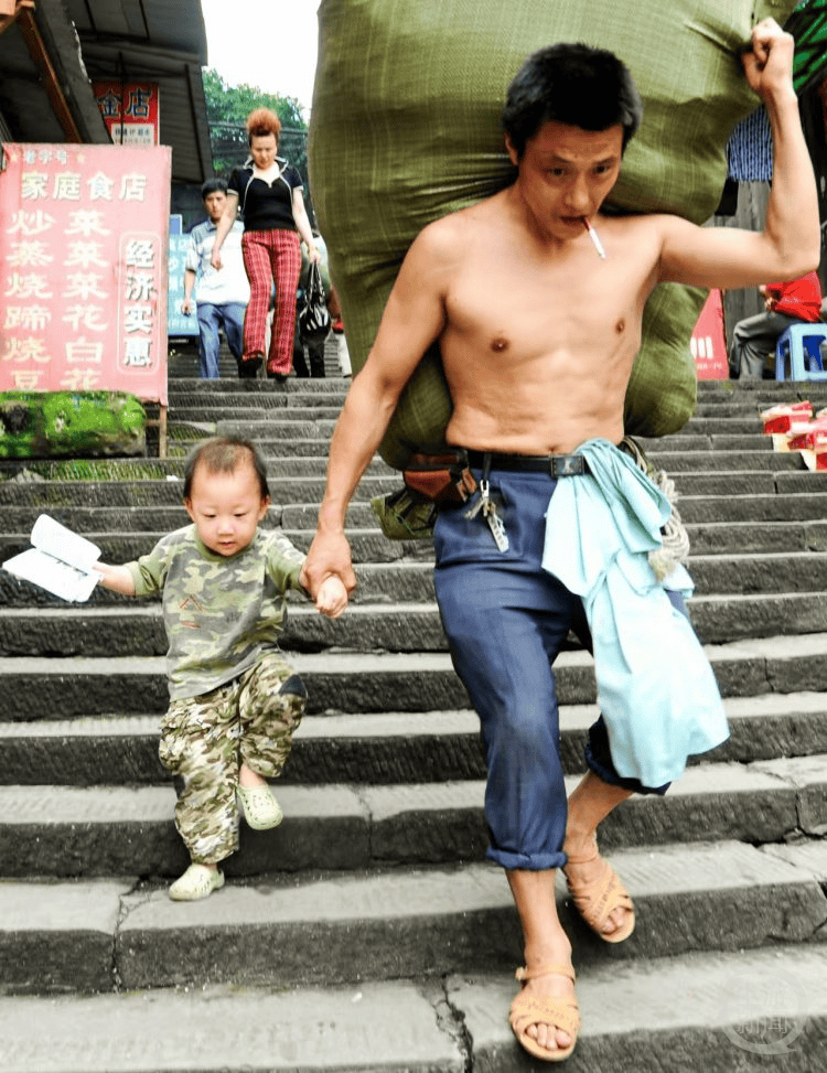 信用網怎么开户
_“你比棒棒爸爸更棒信用網怎么开户
！” 朝天门梯坎上爸爸牵着的小男孩高考啦